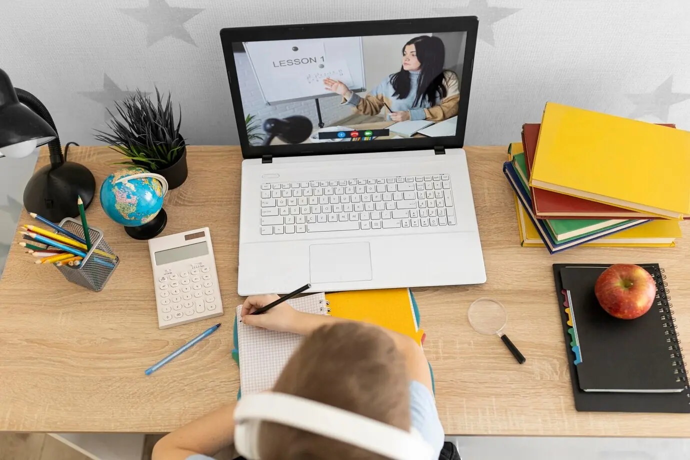 Nahaufnahme eines Kindes, das online lernt.